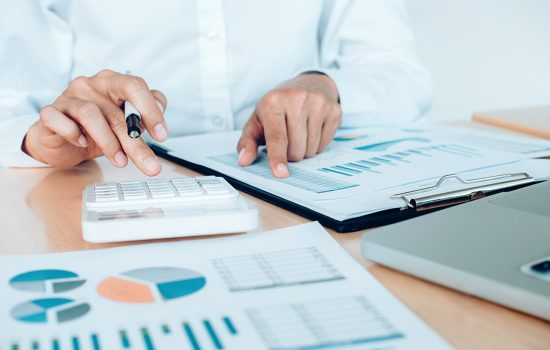 ON-concepto-de-economia-de-ahorro-de-finanzas-contadora-o-calculadora-de-uso-bancario