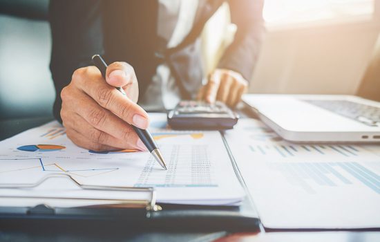 ON-cooperacion-analista-grafico-profesional-papel-economia