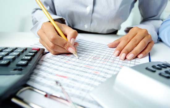 ON-primer-plano-de-mujer-de-negocios-ocupada