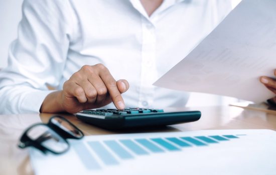 concepto-de-ahorro-de-ON-ahorro-de-la-economia-contadora-o-calculadora-de-uso-bancario