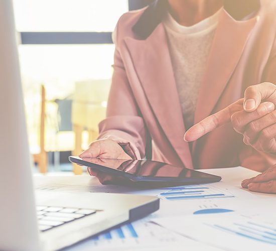 reunion-grupo-explicando-grafico-papeleo-lugar-de-trabajo-ON