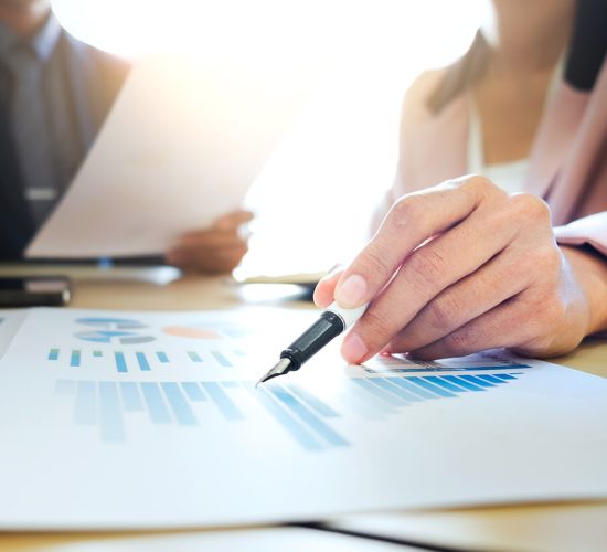 startups-reunion-de-trabajo-en-equipo-de-negocios-de-analisis-de-datos-de-marketing-ON